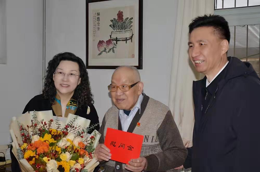 濟南產(chǎn)發(fā)集團黨委副書記、總經(jīng)理黃蓓走訪慰問離休老干部、老黨員